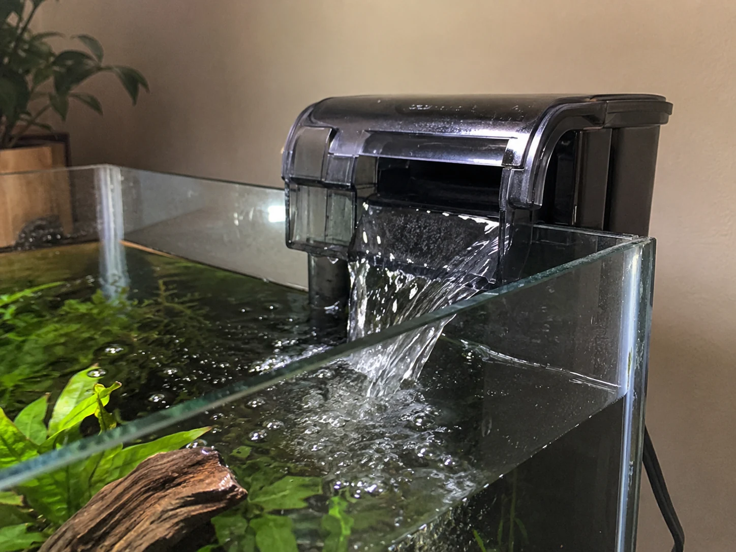 Hang-on-back aquarium filter creating loud waterfall splash